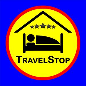 un panneau indiquant un arrêt de camion avec un canapé et trois étoiles dans l'établissement TravelStop #GoldenSea, à Varna