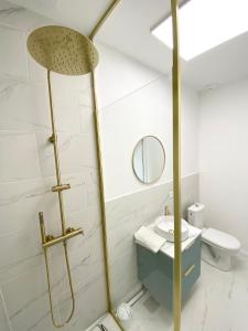 Un baño con ducha, inodoro y lavabo. en Studio Queen, en Saint-Jean-de-Monts