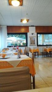 帕萊斯特里納的住宿－斯特拉酒店，餐厅内带桌椅的用餐室