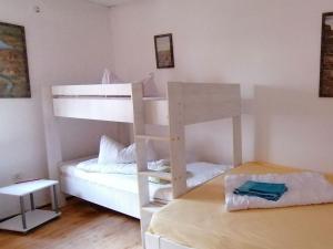 מיטה או מיטות קומותיים בחדר ב-Ferienhaus Alte Münze