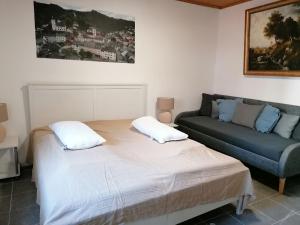 1 dormitorio con 1 cama y 1 sofá en Ferienhaus Alte Münze en Neuerburg