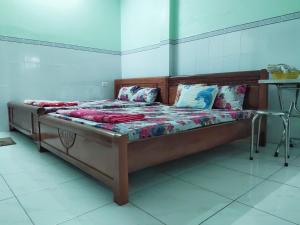 朔莊的住宿－Nhà nghỉ Kim Vân，一张带枕头的大型木制床
