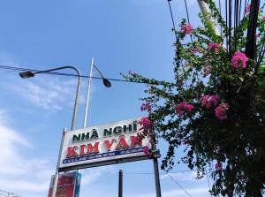 una señal para un nimaishi kim yamarmaarmaarmaarmaastery en Nhà nghỉ Kim Vân, en Soc Trang