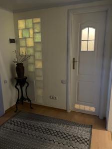 um quarto com uma porta, uma mesa e um tapete em Bukovynskiy Zatyshok Chalet em Bukovel