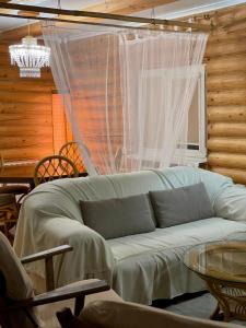 uma sala de estar com um sofá e uma janela em Bukovynskiy Zatyshok Chalet em Bukovel