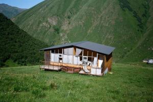 a small house in a field in a mountain at Mtissa in Jut'a