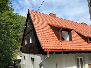 um telhado laranja no topo de uma casa em Mega widok 2 em Szklarska Poręba