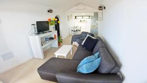 een woonkamer met een bank en een tafel bij Apartamento Tierra, Primera línea Mar in Playa Honda