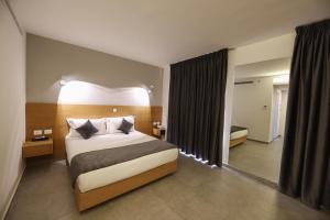 Postel nebo postele na pokoji v ubytování Majestic Byblos Grand Hotel
