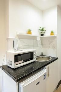 Кухня или мини-кухня в UB2 Suites - Heathrow London
