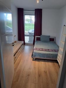 1 dormitorio con cama y ventana en Dubbelink 3A en Ámsterdam