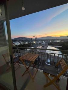 a balcony with a table and chairs and a view of a city at Departamento centro Quillota con estacionamiento in Quillota