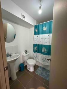 łazienka z toaletą i umywalką w obiekcie Departamento centro Quillota con estacionamiento w mieście Quillota