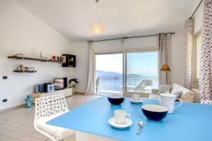 ティニャーレにあるDa Guido - Letiziaのキッチン、リビングルーム(青いテーブル、椅子付)