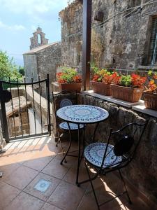 a patio with a table and chairs on a balcony at Il Rifugio in Casertavecchia