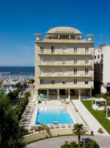 Bazén v ubytování Hotel Beaurivage nebo v jeho okolí