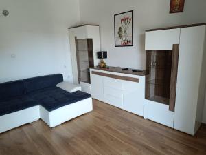 a living room with a couch and a kitchen at Pokoj agroturystyczny in Mieroszyno