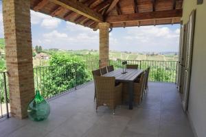 En balkon eller terrasse på Cascina Canelli