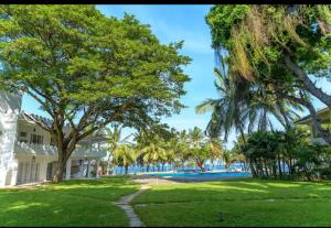 馬林迪的住宿－DIAMOND HAVEN in MALINDI，一座有树木的院子,一座房子和一条小径