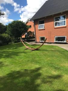 a hammock in the yard of a house at Ny Roesgaard in Lemvig