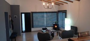 Una sala de estar con una mesa y sillas y una gran ventana. en Casa Ton Trevelin, en Trevelín