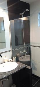 Un baño con lavabo, bañera y ducha. en Casa Ton Trevelin, en Trevelín 6 fotos más