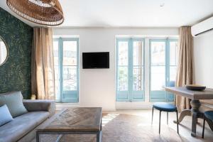 salon z kanapą i stołem w obiekcie T2 - Rue de la République - Cosy w Marsylii
