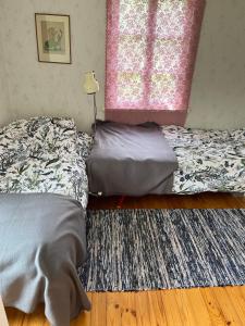 哈普薩盧的住宿－Posti 8 aiamaja，一间卧室设有两张床和窗户。
