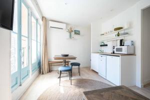 kuchnia ze stołem i krzesłem w pokoju w obiekcie T2 - Rue de la République - Cosy w Marsylii