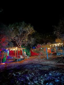 a night time view of a restaurant with lights at Cantinhos do Cipó - Chales privativos com hidro in Serra do Cipo
