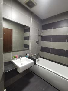 Ванная комната в KSL City Mall D'esplanade Muji Style Studio