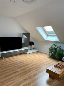 a living room with a large flat screen tv at Familienfreundlichen Apartment mit traumhaft grüner Aussicht in Hamburg