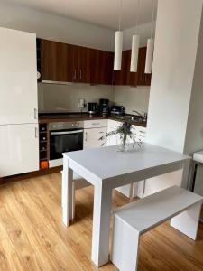 une cuisine avec une table blanche et un comptoir blanc dans l'établissement Familienfreundlichen Apartment mit traumhaft grüner Aussicht, à Hambourg