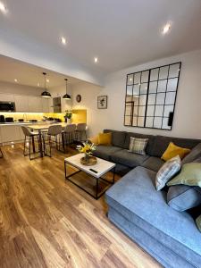 una sala de estar con un sofá y una mesa en 2 Sheraton Apartments, en Fort William