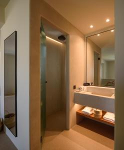 uma casa de banho com um lavatório e um espelho em Elessa Hotel em Pírgos