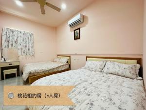 Tung-k'eng-ts'un的住宿－沐星園villa，一间卧室设有两张床、一张桌子和一个窗口。