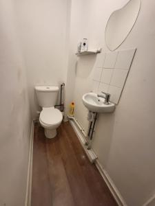 a bathroom with a toilet and a sink at Quiet Room Near Arsenal Stadium Islington Zone 2 Cental in London