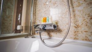 A bathroom at Holiday Inn Ankara-Kavaklidere by IHG
