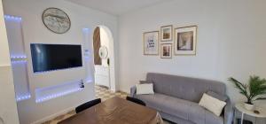 ein Wohnzimmer mit einem Sofa und einem Tisch in der Unterkunft Residence Euromare in Cesenatico