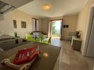 ein Wohnzimmer mit einem Sofa und einem Tisch in der Unterkunft Villa dei Roveri in Tignale