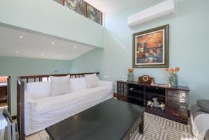 een woonkamer met een bank en een tafel bij San Lameer Villa 2806 - 3 Bedroom Classic - 6 pax - San Lameer Rental Agency in Southbroom