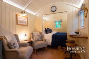 Zona de estar de Red Kite Retreat - Pansy - Shepherds Hut 3