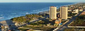una vista aérea de la ciudad y el océano en ForTemporada - Seu Apto de frente para o mar em Fortaleza, en Fortaleza