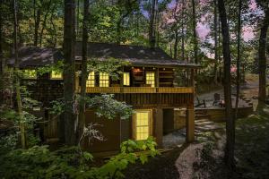 a tree house in the middle of the woods at Boozy Bear Bungalow romantic cabin 5 mins 2 downtown with hot tub and fire pit in Gatlinburg