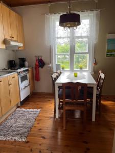 een keuken met een tafel en stoelen en een raam bij Haapsalu Posti in Haapsalu