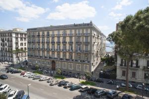 duży budynek z samochodami zaparkowanymi na parkingu w obiekcie Areamare w mieście Neapol