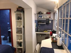 cocina con fregadero y mesa en una habitación en Monoambiente con baño privado y cocineta dentro de casa en Buenos Aires