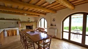 cocina y comedor con mesa y sillas en Villa Serena - Homelike Villas en SantʼAngelo in Pontano