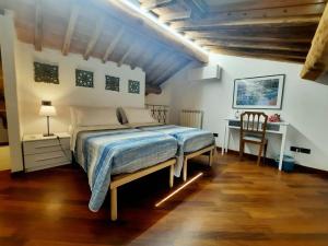 1 dormitorio con 1 cama y escritorio con silla en Casa Tecla alle Mura della Città, en Siena