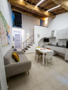 ein Wohnzimmer mit einem Sofa und einem Tisch in der Unterkunft Casa Tecla alle Mura della Città in Siena